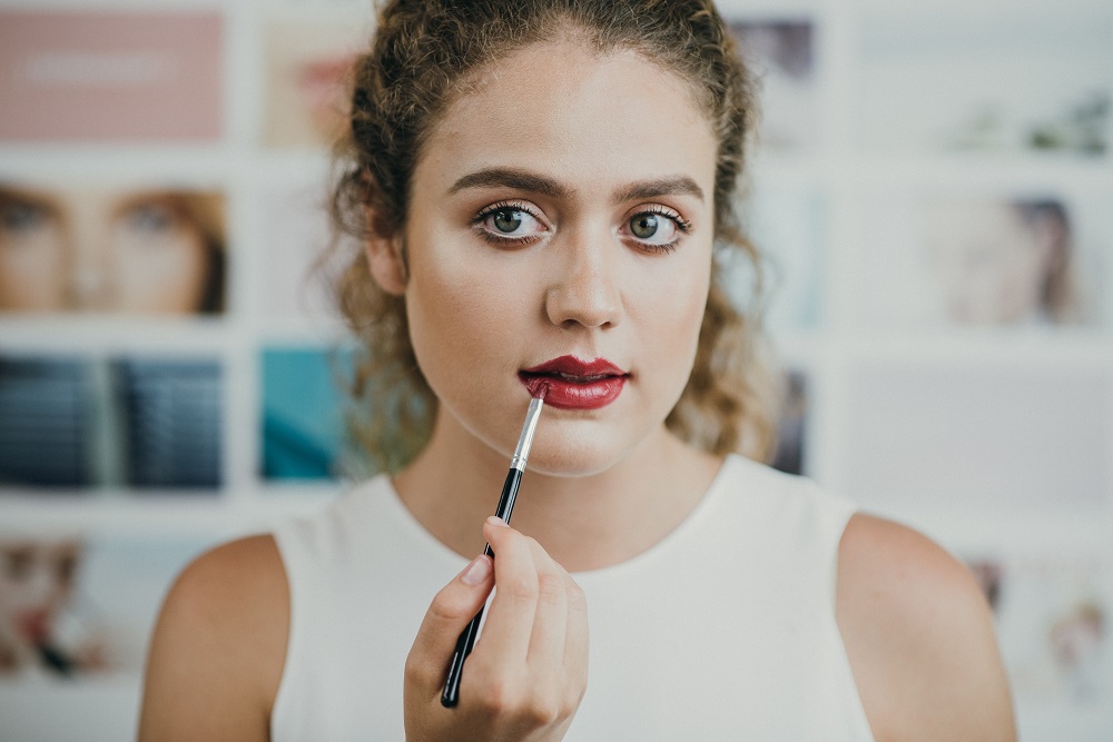 Das perfekte Bewerbungsfoto überzeugt den Betrachter auf den ersten Blick: mit Sympathie und Kompetenz. So kommen Sie dem Vorstellungsgespräch schon mit einfachen Mitteln ein Stück näher.